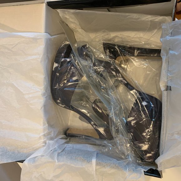 NWT Express - Black and White Peep Toe Platform Pumps, size 10 - Picture 11 of 16